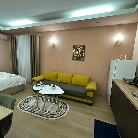 Adora Tirana